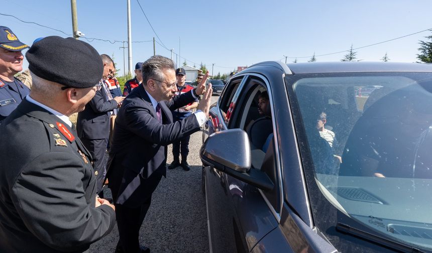 Vali Aksoy, görev başındaki polis ve jandarma ekipleriyle bayramlaştı