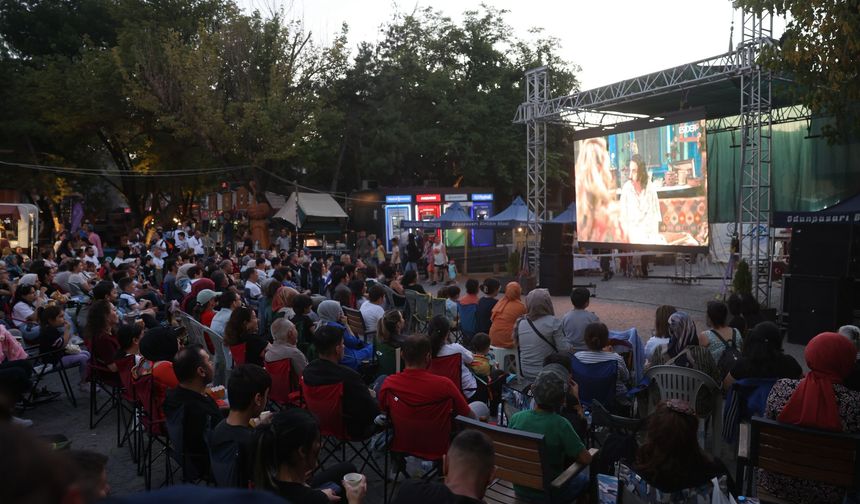 Açık hava film nostaljisi devam ediyor