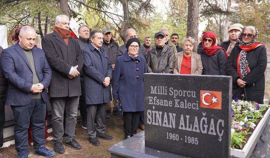 Efsane kaleci kabri başında anıldı