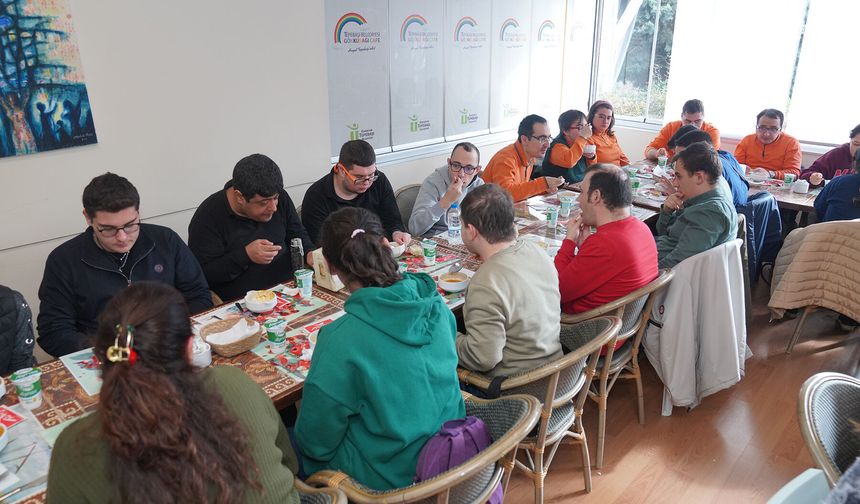 Özel bireyler yeni yılı Gökkuşağı Kafe'de kutladı