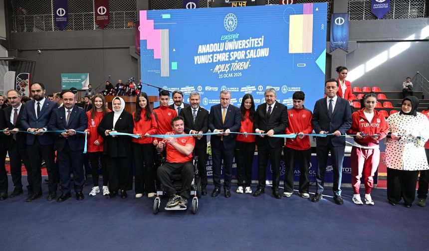 Bakan Dr. Osman Aşkın Bak, Anadolu Üniversitesi Yunus Emre Kapalı Spor Salonu'nu hizmete açtı