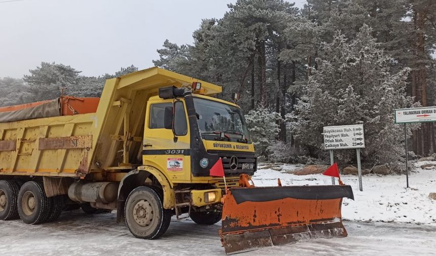 Mihalıççık'ta kar küreme ve tuzlama çalışmaları sürüyor