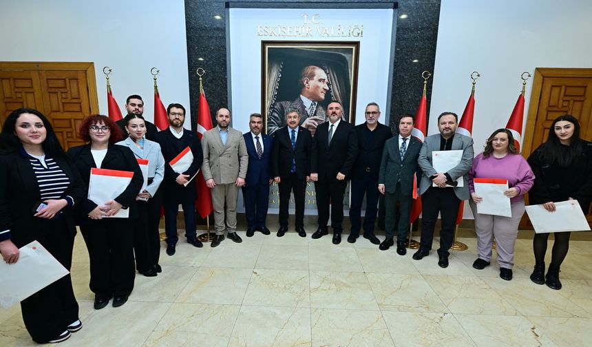 Eskişehir'deki basın mensuplarına basın kartlarını Vali Yılmaz verdi