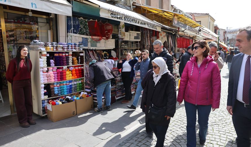 Başkan Ünlüce çarşıda bayram hareketliliğine ortak oldu