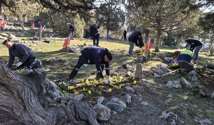 Şehitlikler çiçeklerle donatıldı