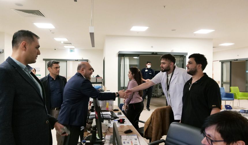 Gürhan Albayrak, hastanelerdeki personelin Tıp Bayramı'nı kutladı