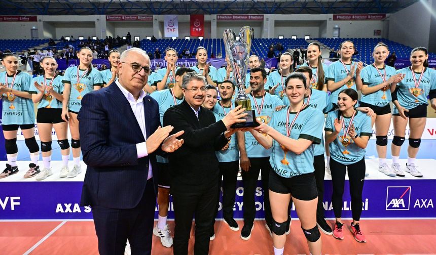 Voleybol şampiyonu İzmir DSİ, kupayı Vali Yılmaz'dan aldı