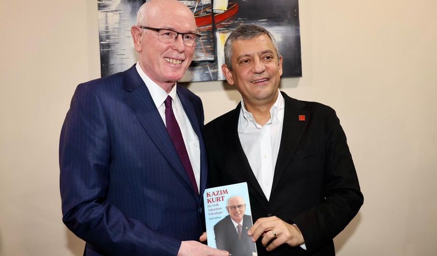 Kazım Kurt'u anlatan kitap Özgür Özel ile buluştu