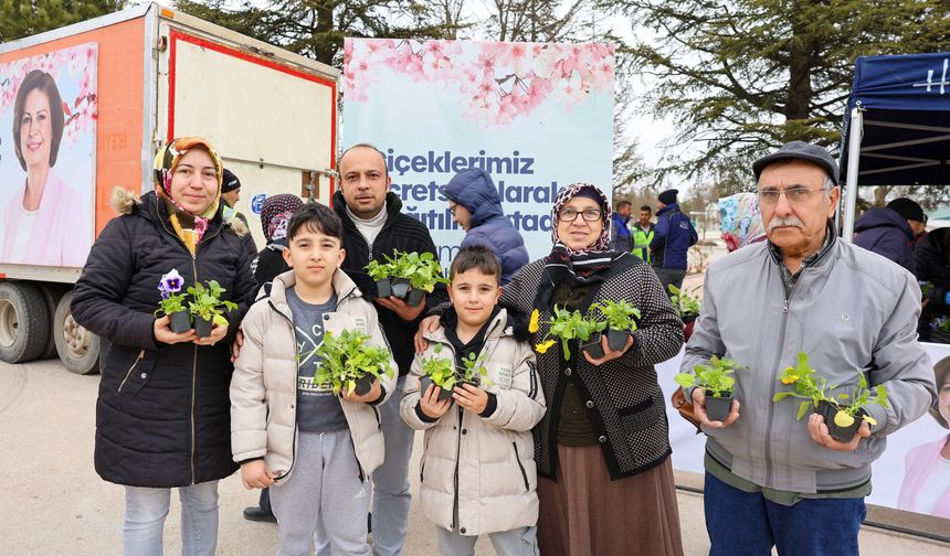 Mezarlık ziyaretçilerine ücretsiz çiçek dağıtıldı