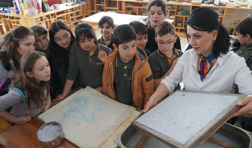 Ortaokul öğrencileri atık kağıtlardan geri dönüşüme şahitlik etti