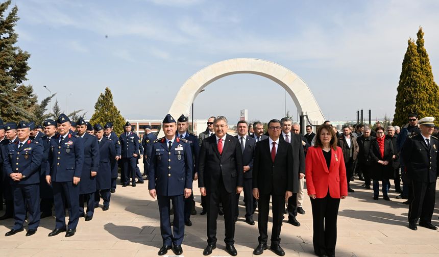 Şehitliklerde Çanakkale Zaferi'nin 111. yılı nedeniyle tören düzenlendi