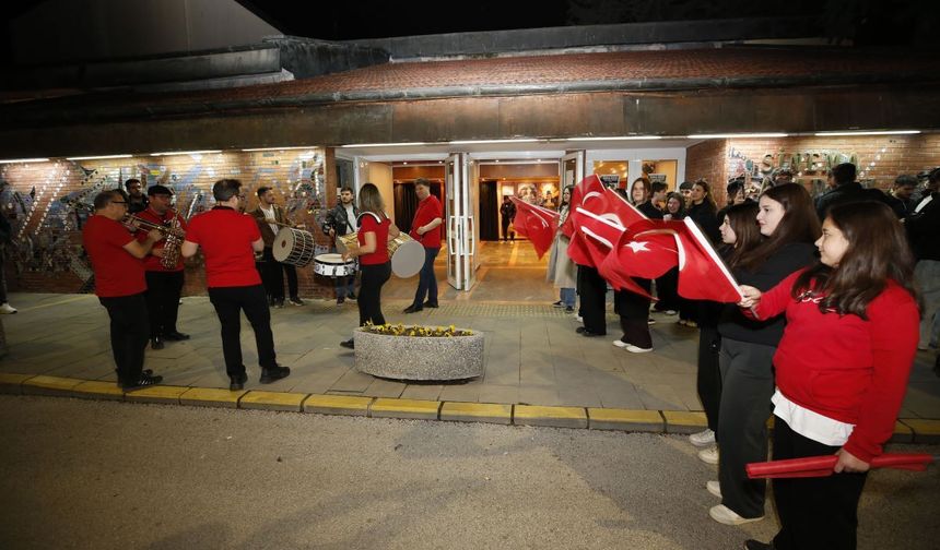 Milliler tarih yazdı, Anadolu Üniversitesi tek yürek oldu