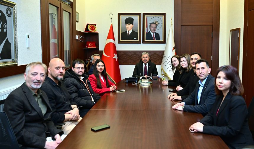 Eskişehir'de basın çalışanları kartlarını Vali Yılmaz'dan teslim aldı