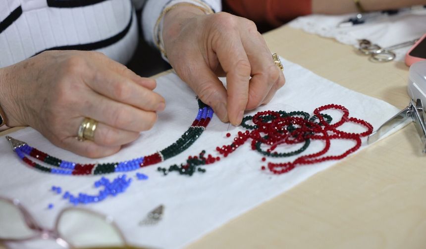 Kadınlar halk merkezi atölyelerinde üretiyor