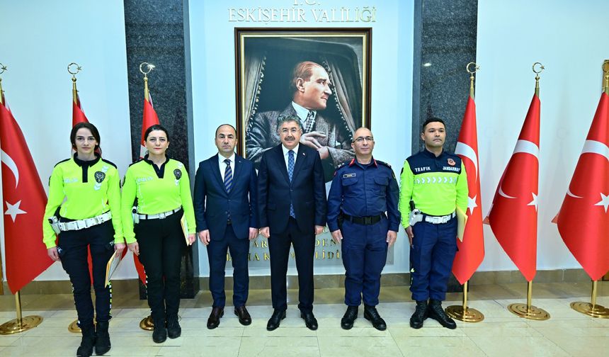 Vali Yılmaz, başarılı trafik personeline başarı belgesi verdi