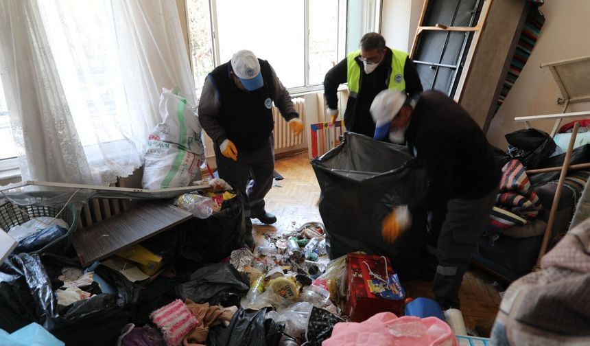 Yoğun koku gelen evden 5 kamyon çöp çıkarıldı