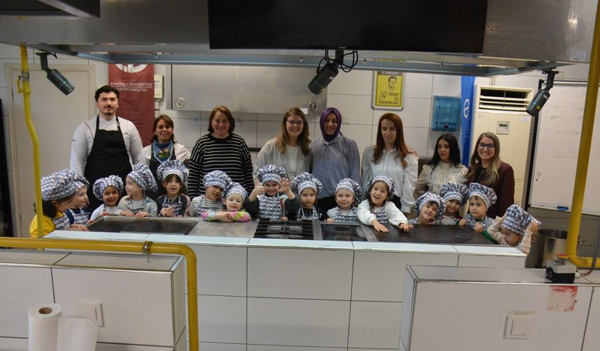 Minik eller mutfakta ilk deneyimini yaşadı
