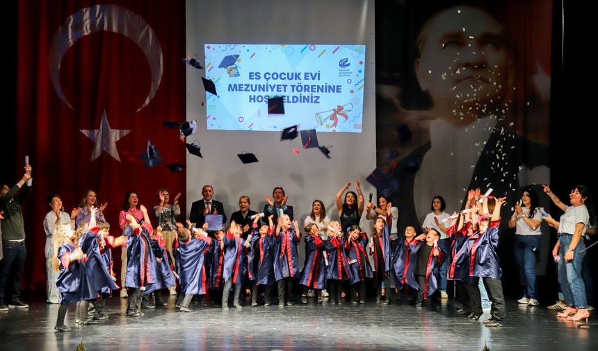 Minikler ilk kez mezuniyet coşkusu yaşadı