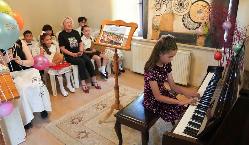 Minik piyanistler hünerlerini sergiledi