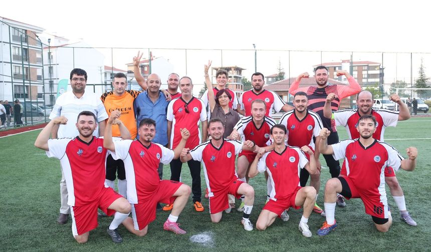 Dostluk kazandı, kupayı Başkan Kazım Kurt verdi
