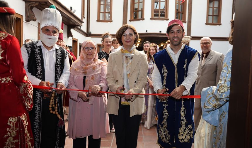 'Geçmişin Zarafeti' Sergisi törenle açıldı
