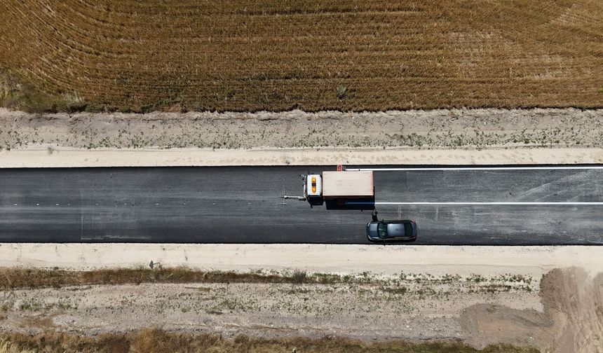 Sıcak asfalta kavuşan Çeltik yolu işaretleniyor