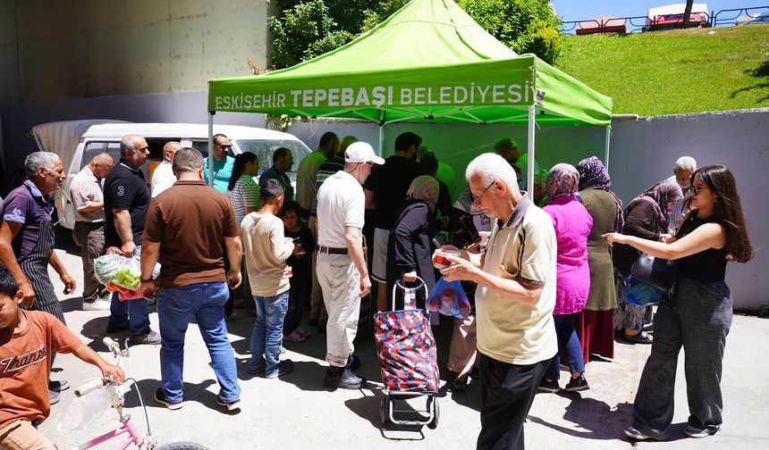 Tepebaşı'nda vatandaşlara aşure ikram edildi
