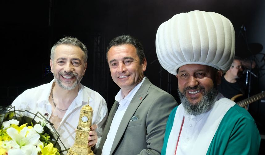 Resul Dindar ve Uğur Işılak, Sivrihisar'ı salladı