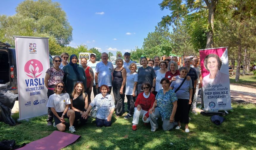 60 yaş üstü vatandaşlar Aktif Yaşam Parkı'nda yoga yapıyor