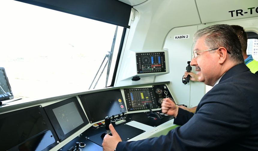 Vali Yılmaz, TÜRASAŞ'ta yerli lokomotif E5000'i deneyimledi