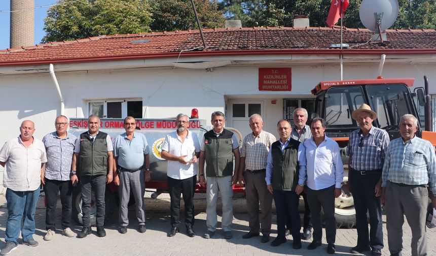 24 saat boyunca 52 traktörle yangın nöbeti tutuyorlar