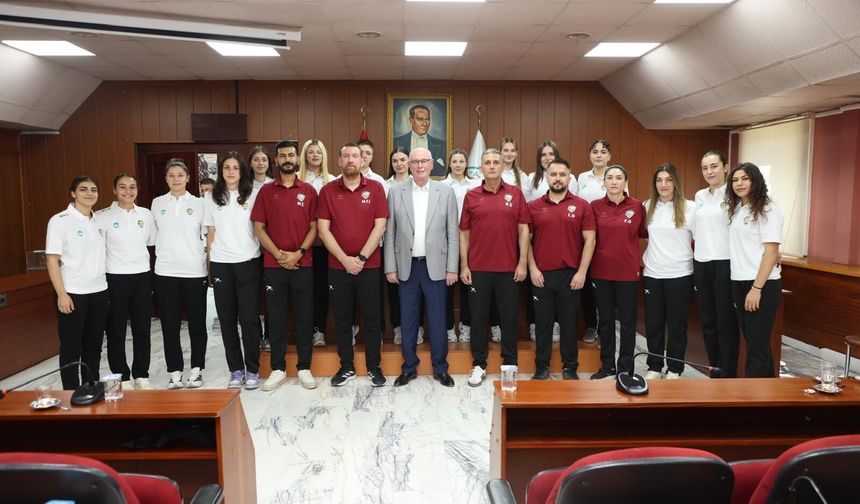 Başkan Kurt, Odunpazarı Spor Kulübü Kadın Hentbol Takımı oyuncularını ağırladı
