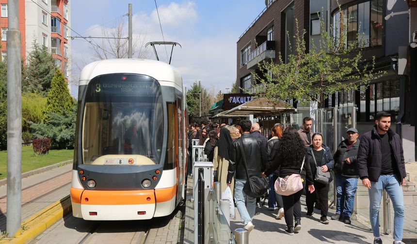 Üniversiteliler öğrenci kimlikleri ile 'Bas Geç' uygulamasından yararlanıyor