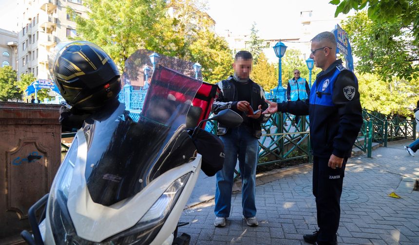 Yaya yollarını kullanan motosikletliler cezadan kaçamadı