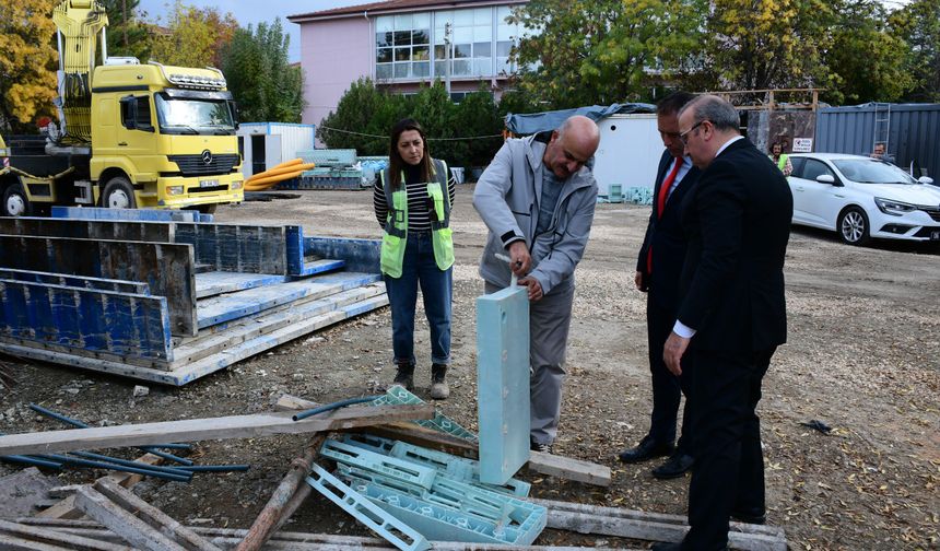 İl Milli Eğitim Müdüründen yapımı süren ilkokullara inceleme