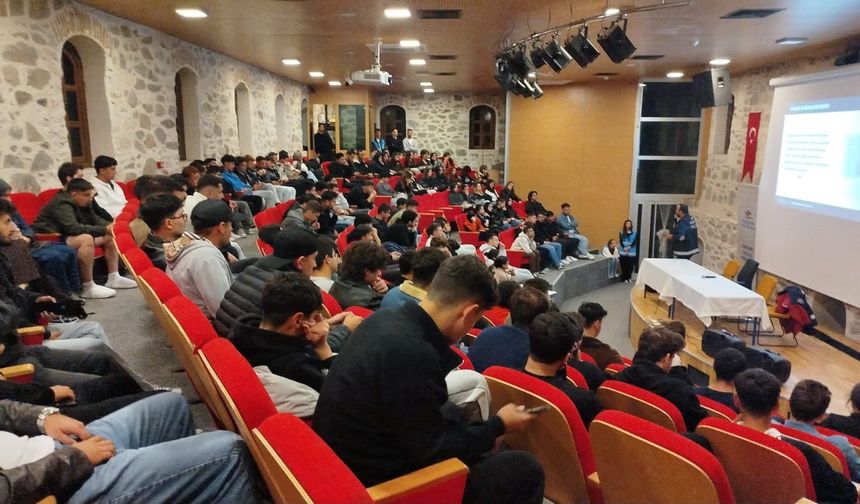 Sivrihisar'da 500 öğrenciye uyuşturucunun zararları anlatıldı