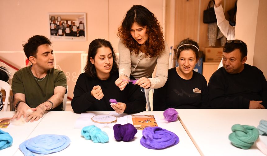 Gökkuşağı Kafe çalışanları Keçe İğneleme Atölyesi'nde pano üretti
