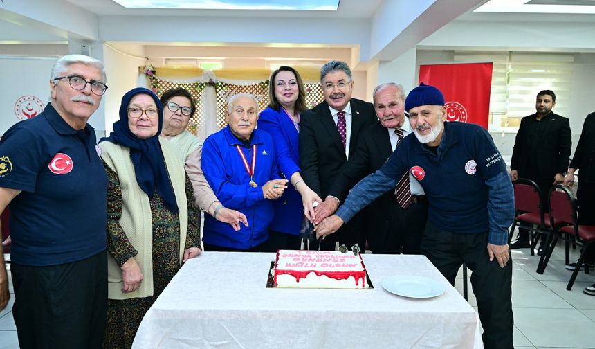 Dünya Yaşlılar Günü, Safiye Gönül Bayar Huzurevi sakinleriyle kutlandı